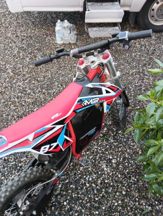 Moto eléctrica infantil 87