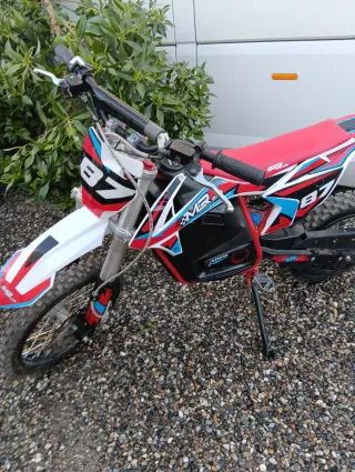 Moto eléctrica infantil 87