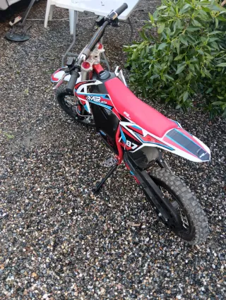 Moto eléctrica infantil 87