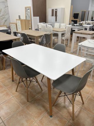 Mesa Rectangular + 4 Sillas Grises