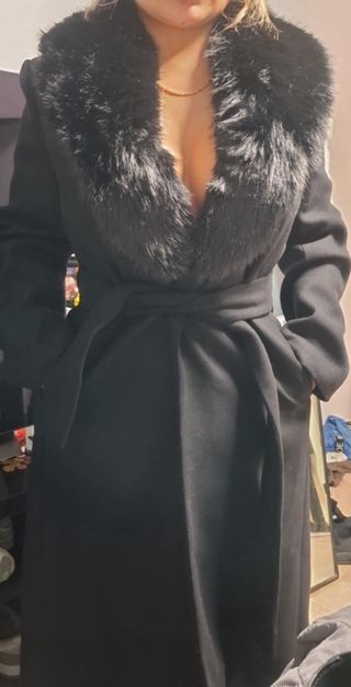 Abrigo Mango Negro con Pelusas con etiqueta