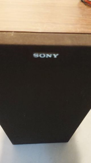 Altavoces Sony Columnas color madera marrón.