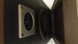 Altavoces Sony Columnas color madera marrón.