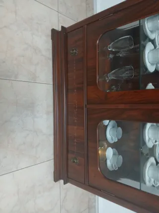 VITRINA DE MADERA CLÁSICA