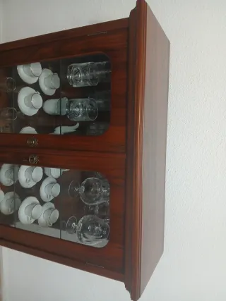 VITRINA DE MADERA CLÁSICA