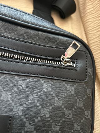 Bandolera Negra y Gris con Estampado