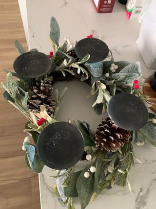 Centro de mesa navideño con piñas, 40 cm