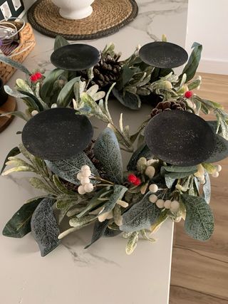 Centro de mesa navideño con piñas, 40 cm