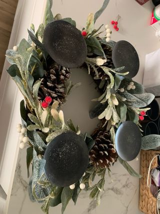 Centro de mesa navideño con piñas, 40 cm