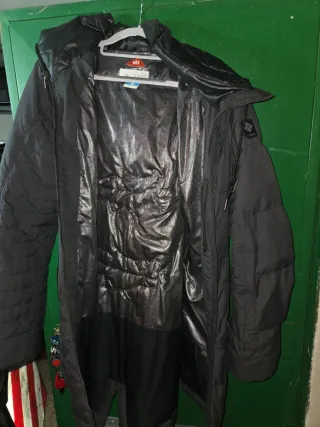 Abrigo Columbia con capucha y bordado