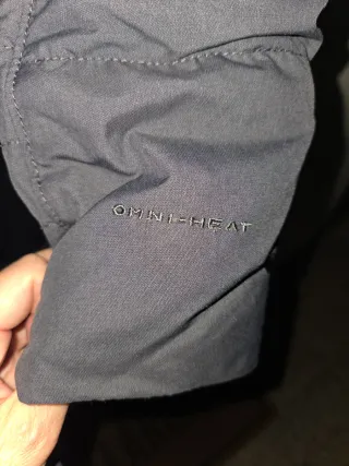 Abrigo Columbia con capucha y bordado