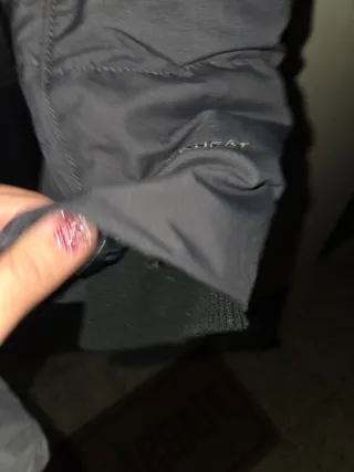 Abrigo Columbia con capucha y bordado