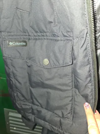 Abrigo Columbia con capucha y bordado