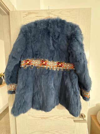 Abrigo de pelo azul con bordados