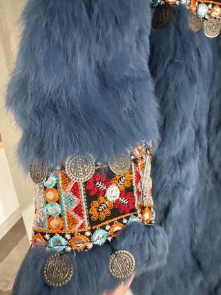 Abrigo de pelo azul con bordados