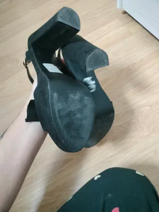 Tacones negros con lazo y plataforma