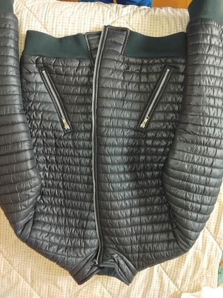 Giubbino nero trapuntato con zip