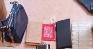 Bolsos de mujer negros y marrones