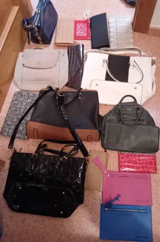 Bolsos de mujer negros y marrones