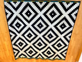 Alfombra Ikea rombos blanco y negro LAPPLJUNG