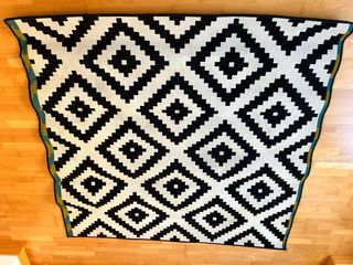 Alfombra Ikea rombos blanco y negro LAPPLJUNG