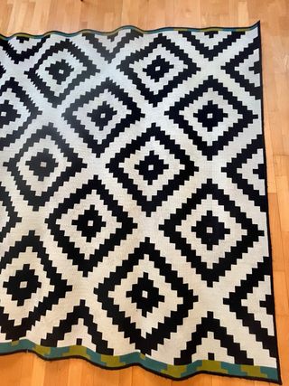 Alfombra Ikea rombos blanco y negro LAPPLJUNG