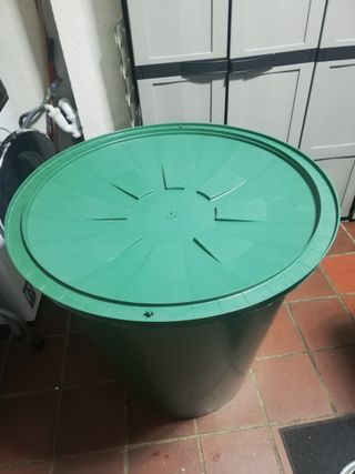 Cubos de plástico verdes