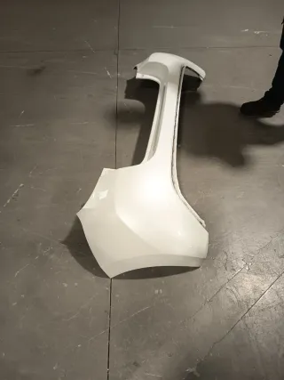 Paragolpes trasero blanco