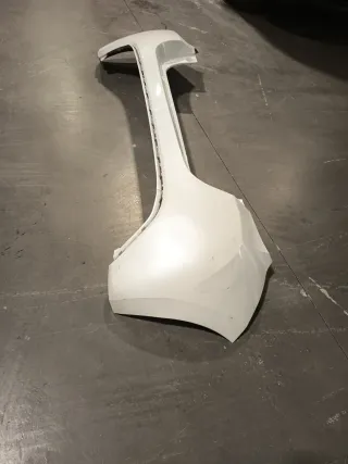 Paragolpes trasero blanco