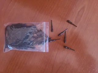 8 dardos con puntas y vuelos