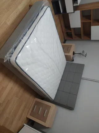 Cama tapizada tela y madera