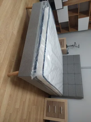 Cama tapizada tela y madera