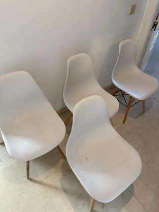 Sillas de plástico y madera