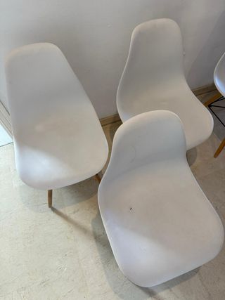 Sillas de plástico y madera