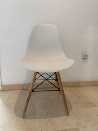 Sillas de plástico y madera