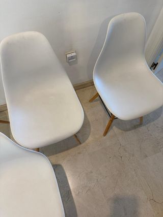 Sillas de plástico y madera