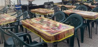 Se alquilan mesas y sillas