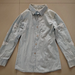 Camisa vaquera desgastada con detalles