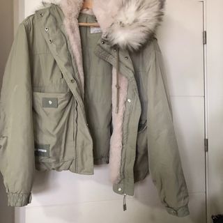 Abrigo verde con forro rosa y capucha