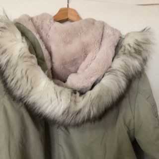 Abrigo verde con forro rosa y capucha