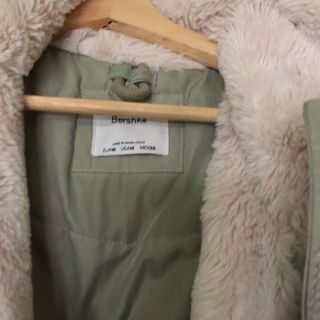 Abrigo verde con forro rosa y capucha