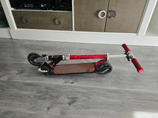 Patinete infantil rojo y negro