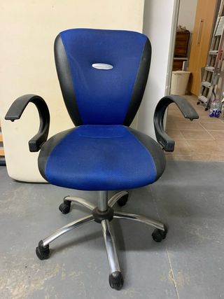 Silla de oficina ergonómica azul y negra