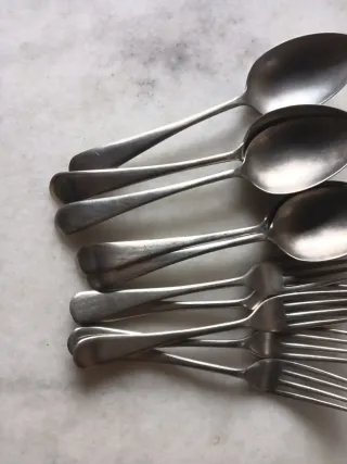 5 Cucharas y 5 Tenedores Antiguos Ingleses