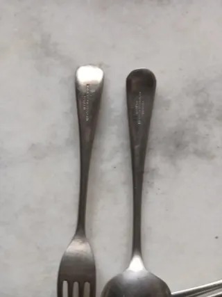 5 Cucharas y 5 Tenedores Antiguos Ingleses