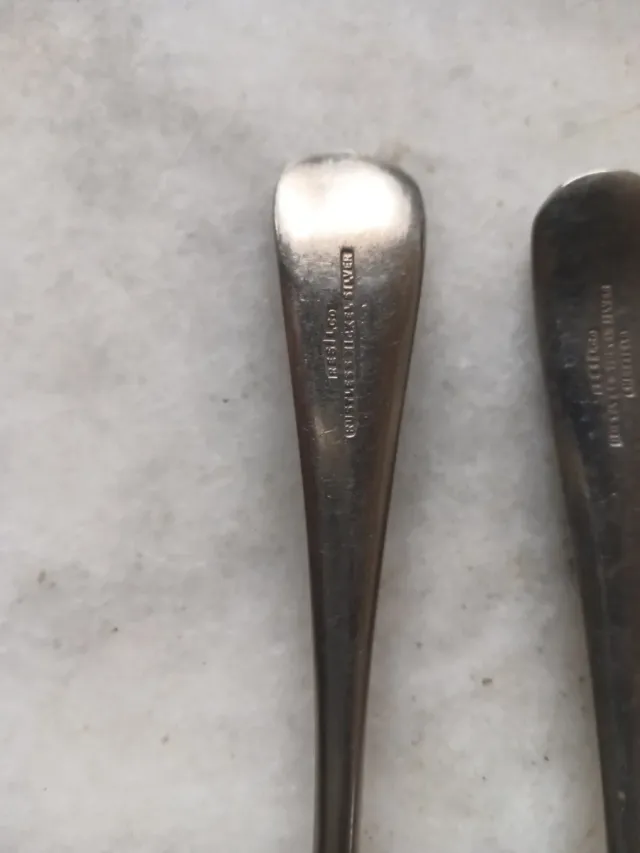 5 Cucharas y 5 Tenedores Antiguos Ingleses