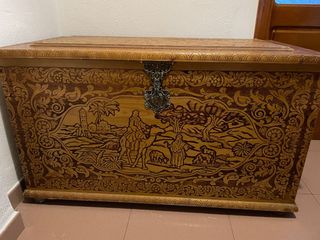 Baúl de madera tallada con herrajes