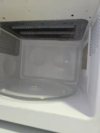 Microondas negro y plateado