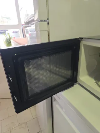 Microondas negro y plateado