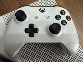 Xbox One S 1TB con 2 mandos y cables